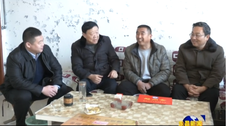 慰问救人英雄  倡导见义勇为