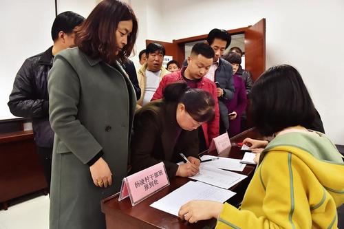 两办：支持村干部和农民参加学历教育，鼓励留守妇女等考职校