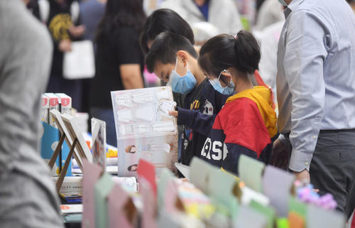 要引导孩子从“文具盲盒”抽身