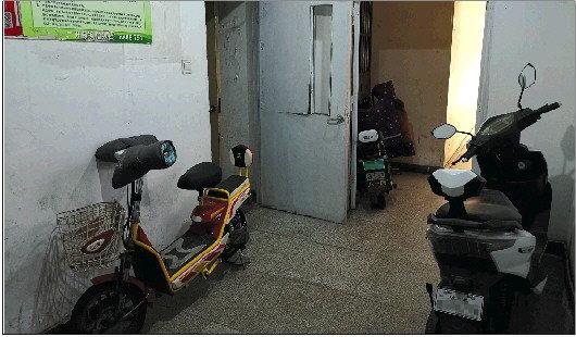 小区电动车上楼“拉锯战”：惨痛教训为何挡不住乱象？