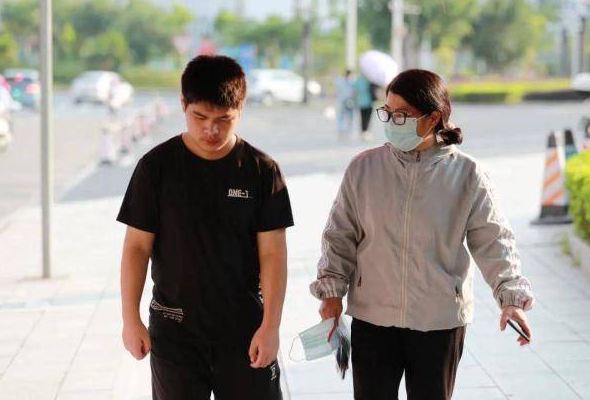 这位考生延时交卷，还优先进入考点、考场