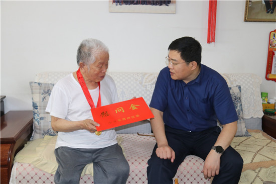 马军权走访慰问离退休老党员和困难老党员  并向老党员颁发纪念章