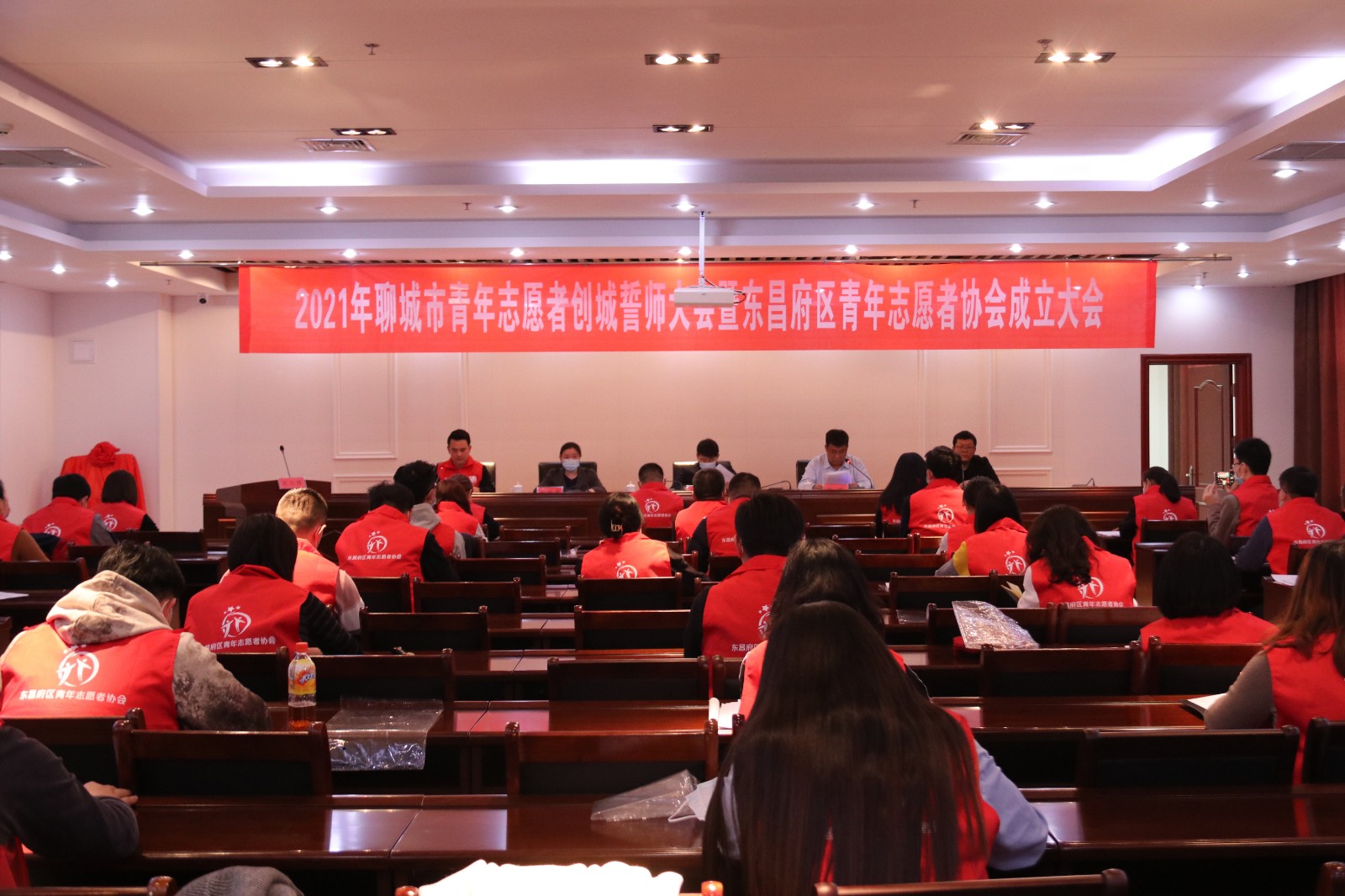 助力创城  我区成立青年志愿者协会并举办公益大集活动