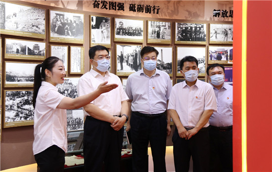 东昌府区委理论学习中心组开展党性党风主题教育