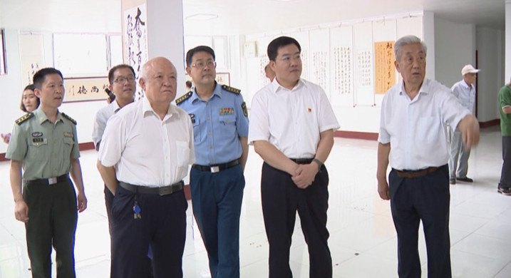 齐鲁网·闪电新闻6月26日讯   翰墨飘香心向党，军民共建颂辉煌。6月25日，聊城军分区政治工作处、东昌府区柳园街道办事处联合举办“永远跟党走”——庆祝中国共产