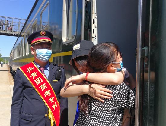 高考专列送考生圆梦