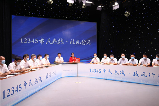 巴海峰走进《12345市民热线·政风行风》  直播间接听群众热线电话