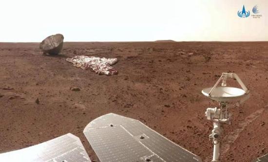最新火星影像传回 “祝融号”近距离“看”降落伞与背罩