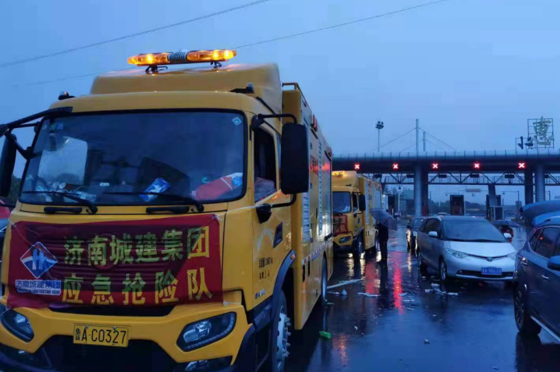 济南市紧急派出防汛抢险队赶赴河南抗洪抢险