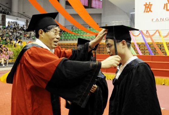 高校副教授“跳槽”到中学引热议！大学老师不香了吗？