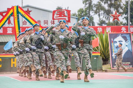 二百一十八名维和官兵荣获联合国“和平勋章”