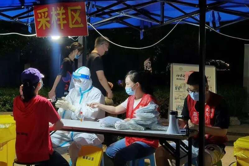 两万余名青年志愿者火速支援南京 共筑“防疫长城” 挥洒“热血青春”