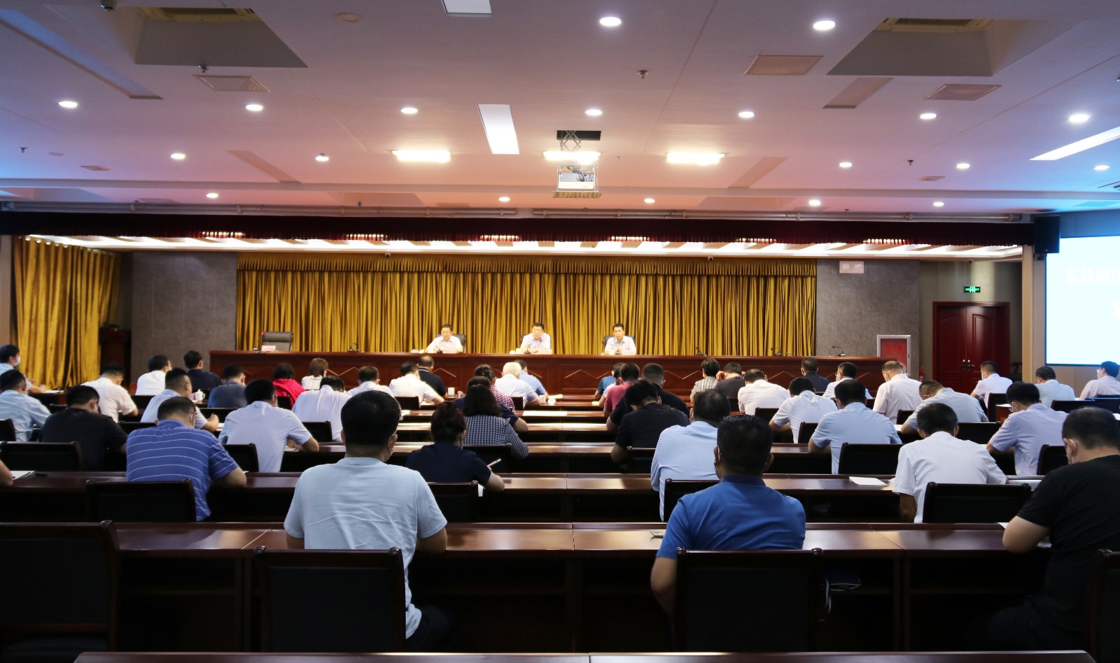 马军权在全区疫情防控工作紧急会议上强调 认清复杂形势 抓好常态防疫 坚决守牢疫情防控安全底线