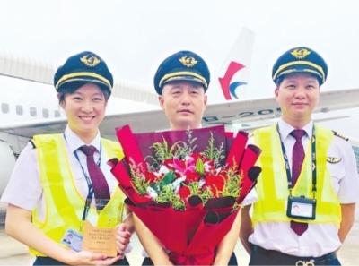 “五星机长”安全飞行43载告别蓝天