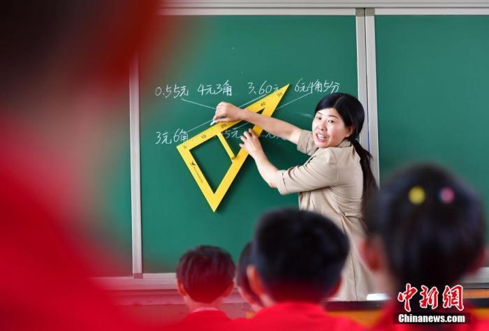资料图：一位教师在给学生上课。<a target=