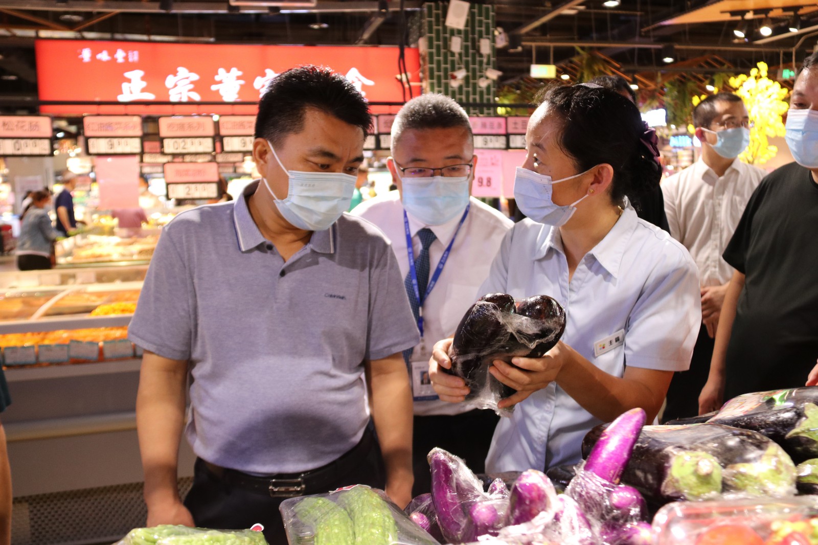 东昌府区委副书记、区长巴海峰督导东昌府区“两节”期间市场供应情况