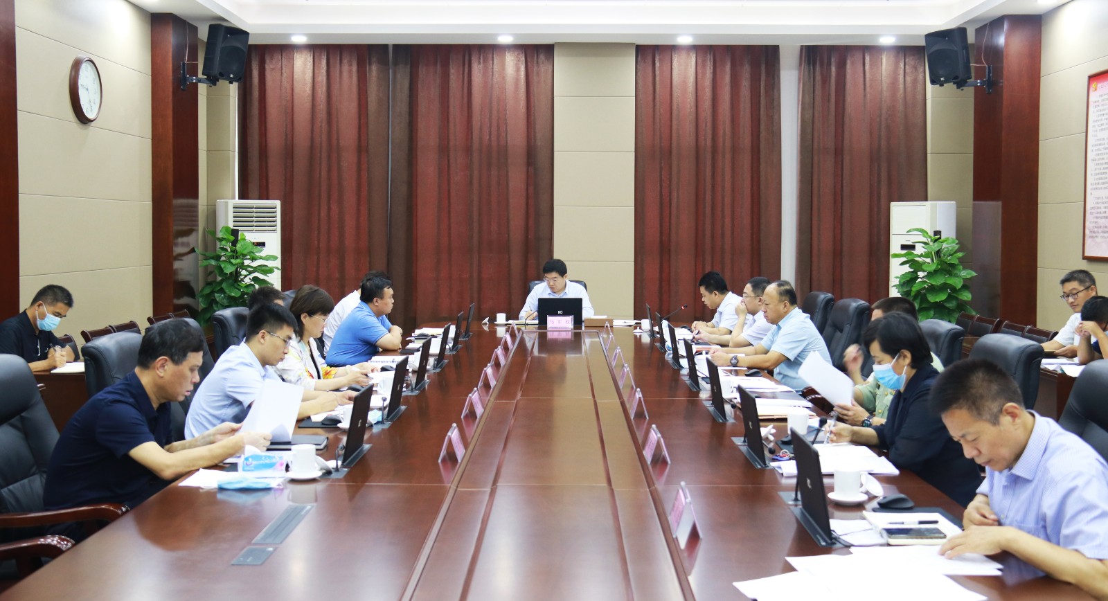 马军权主持召开东昌府区委常委会会议