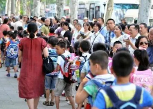 “双减”下开学 北京中小学生“上学晚了”“放学迟了”