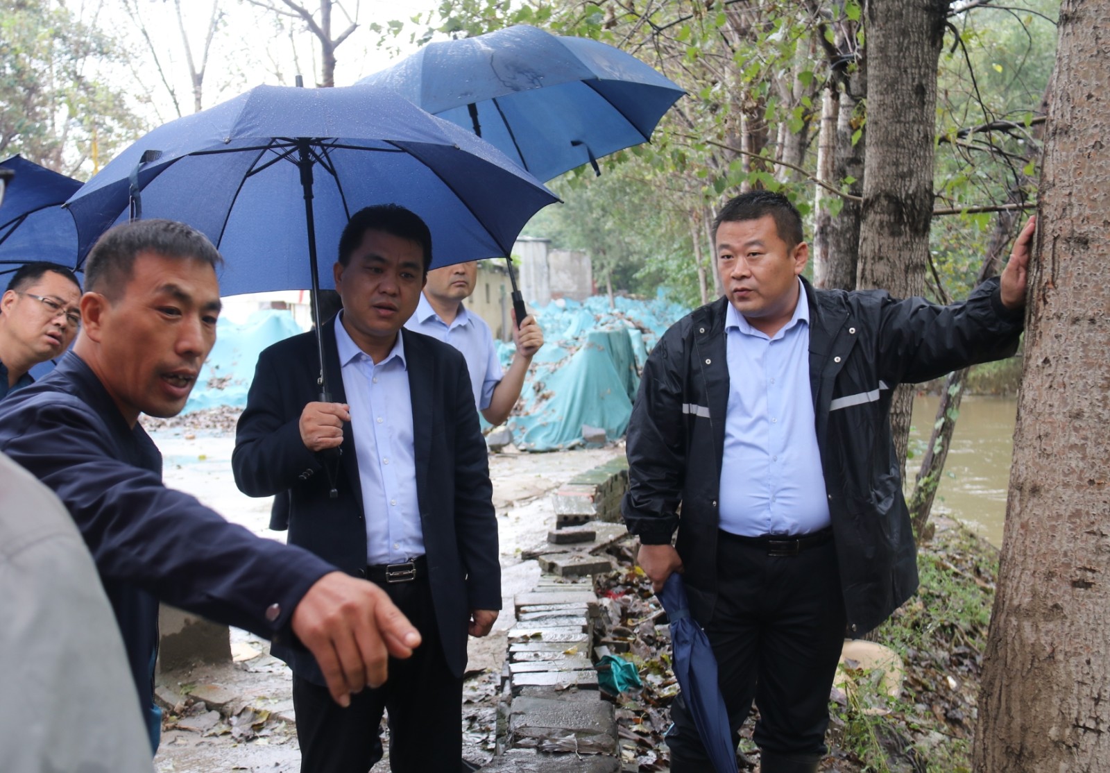 东昌府区委副书记、区长巴海峰冒雨检查指导城区防汛工作时强调，要切实增强防范意识，密切关注雨情汛情，落实防御措施，压实工作责任，全力做好防汛各项工作，确保人民群众