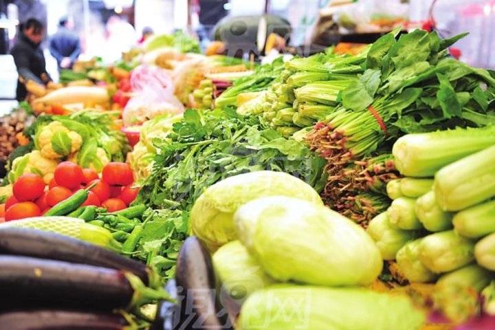 “菜篮子”拎着吃力：10月菜价疯涨 猪肉也悄悄反弹