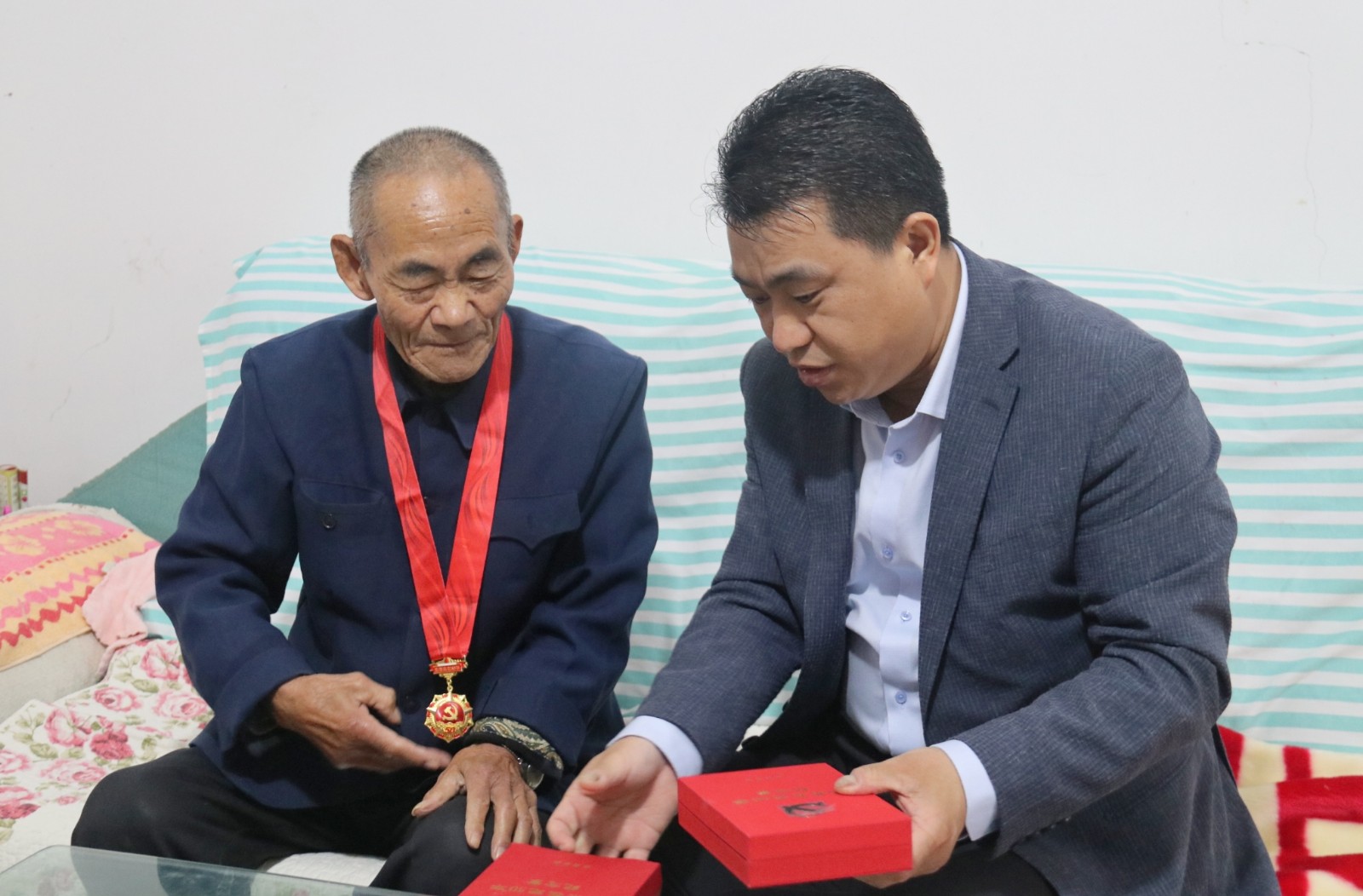 东昌府区委副书记、区长巴海峰重阳节走访慰问我区部分老干部、老党员