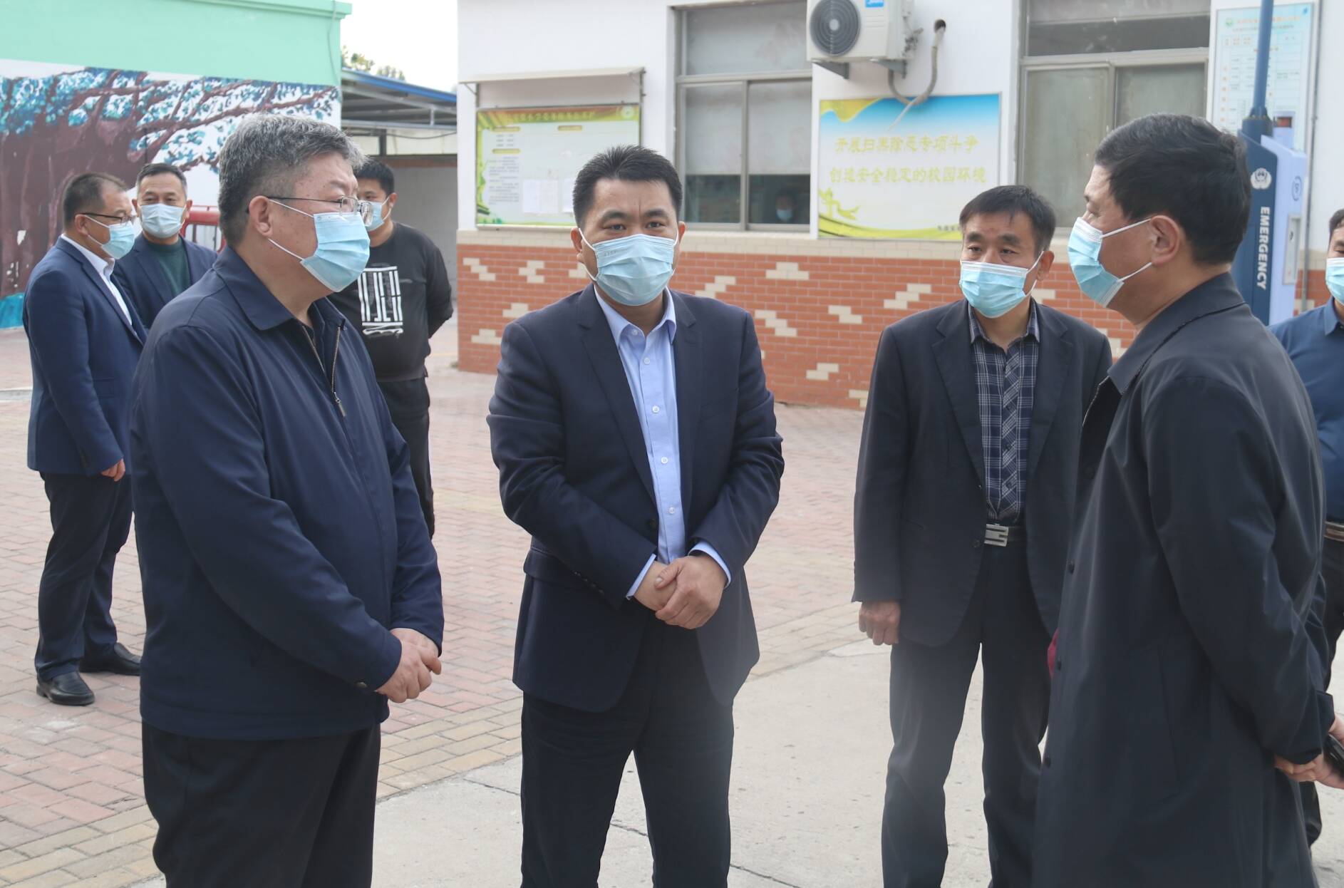 东昌府区委副书记、区长巴海峰督导检查校园安全和疫情防控工作