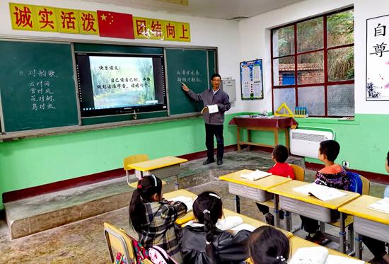 甘肃秦安变学生“走读”为教师“走教” 乡村教育“走”出新天地