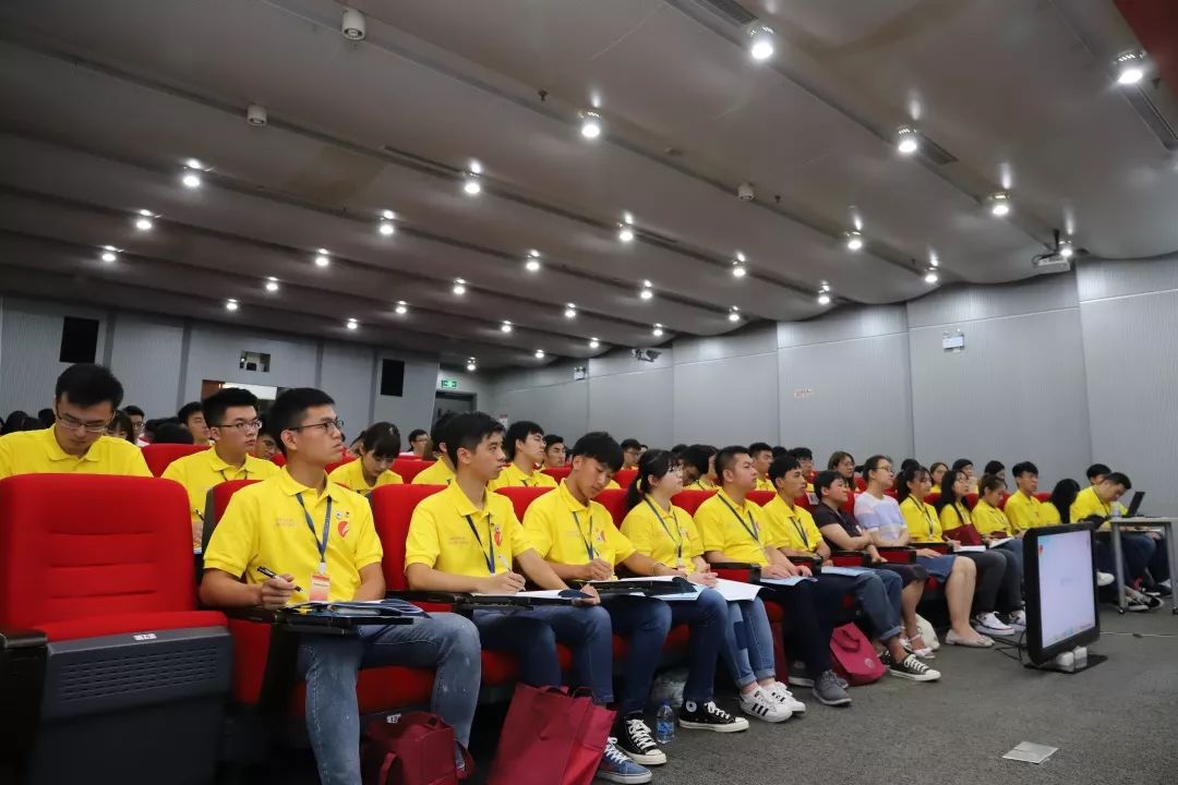 把鲜活的理论讲到大学生心坎里
