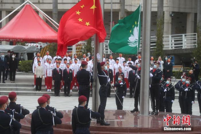 内地奥运健儿访澳代表团参加庆祝澳门回归22周年升旗仪式