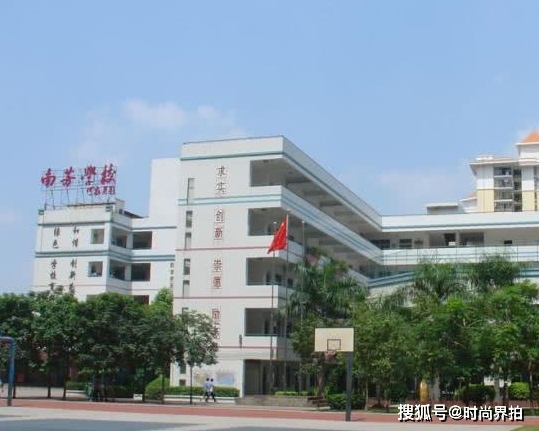 曾经班里成绩最好的学生，很少回去看望老师，成绩差的却总是回来