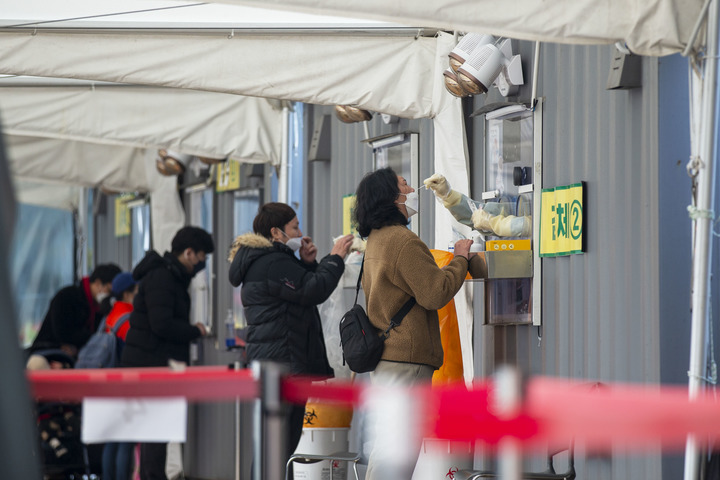 奥密克戎扩散一个月，这个新年全球都捏把汗[组图]