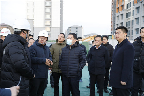 东昌府区委副书记江绍华就棚改项目进行现场办公