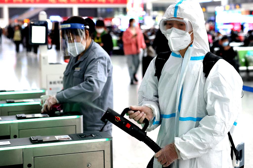 科学精准做好两节期间疫情防控——国务院联防联控机制回应热点问题