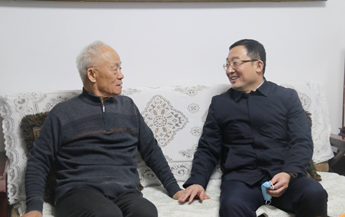 东昌府区委副书记、区长江绍华看望慰问离退休老干部