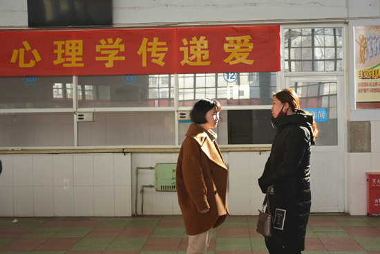 焦虑的家长困在培训班
