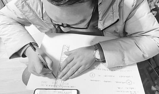 儿子忘带作业回家 爸爸耐心手绘闹钟题