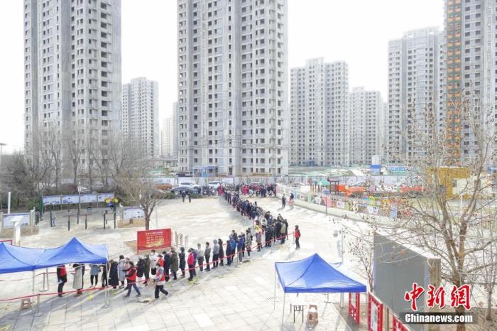 1月9日，天津市西青区大寺镇，民众有序进行核酸检测。当日凌晨，天津市疫情防控指挥部发布消息称，该市新增2例本土确诊病例新冠病毒均属于奥密克戎变异株。天津市委市政府和市疫情防控领导小组、市疫情防控指挥部决定在全市范围开展全员核酸检测。 <a target=