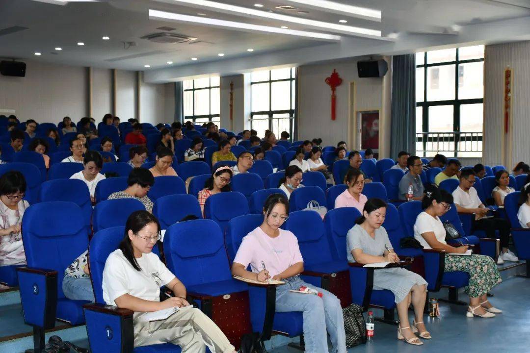 中共中央办公厅印发《关于建立中小学校党组织领导的校长负责制的意见（试行）》