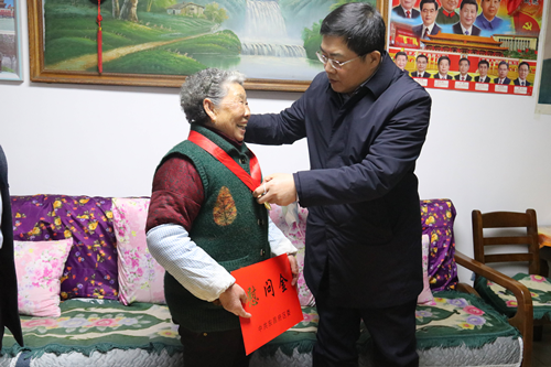 东昌府区委书记马军权走访慰问困难群众