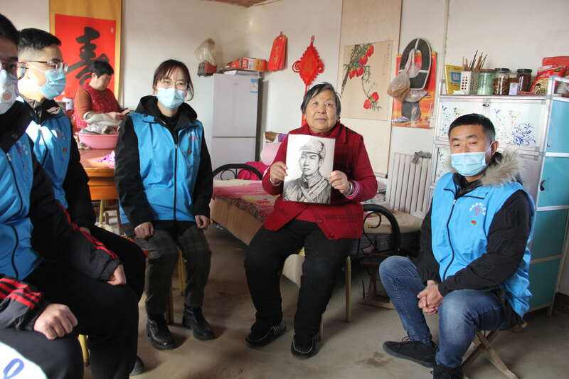 一群青年志愿者照亮烈士“回家”路