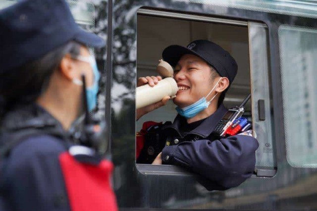 南宁铁警“神雕侠侣”共护春运