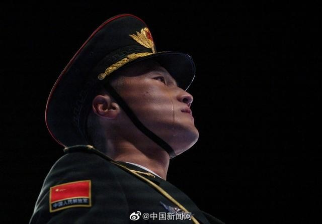 护旗手的眼泪是向祖国深情告白