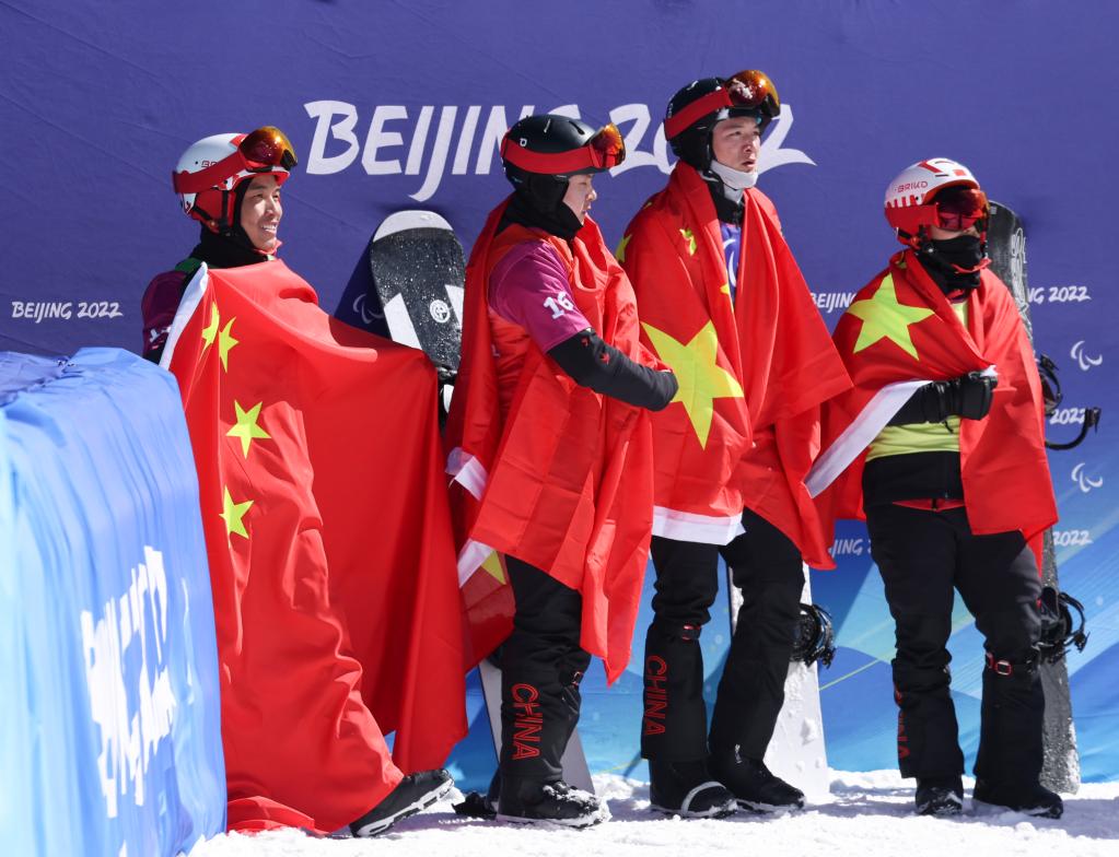 残奥单板滑雪创造“名场面” 中国继续领跑奖牌榜