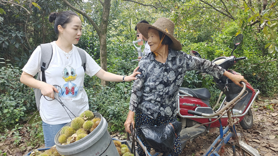 安徽芜湖“网红”女团干：做村民的带货主播
