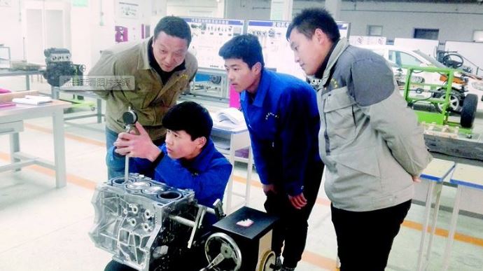 马玉霞代表：职教要加快培养能工巧匠大国工匠