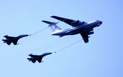 为大国空军插上“隐形的翅膀”——记空军首支空中加油机部队