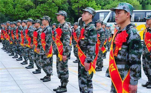 经中央军委主席习近平批准 中央军委印发《军士暂行条例》、《义务兵暂行条例》及相关配套法规