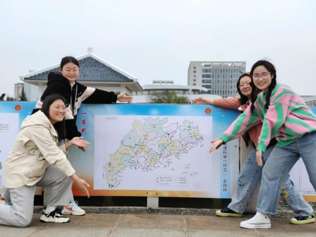 这群青年学子的课程思政是“绘制祖国”