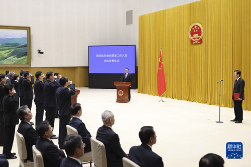 国务院任命27个部门的32名负责人进行宪法宣誓