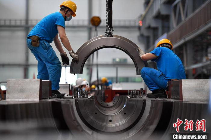 月薪一万招不到工人？代表建议“双向奔赴”破解制造业招工难